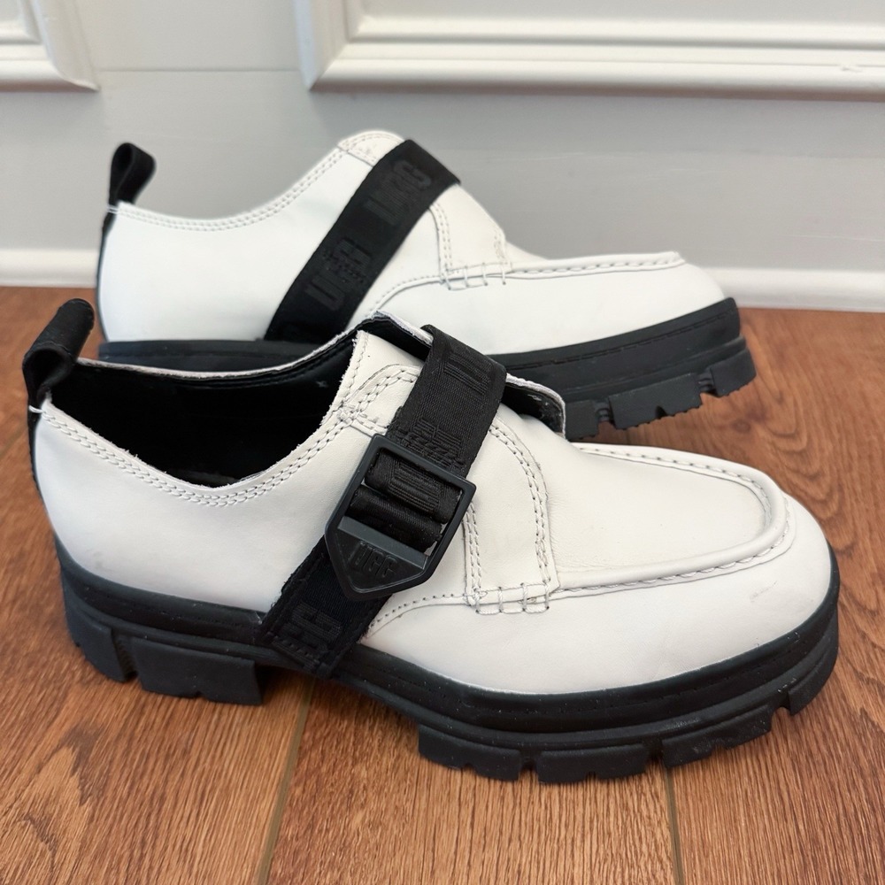 UGG Ashton Shoe Women's 8.5 White Leather Black‎ Buckle Combat Boot Lug Sole